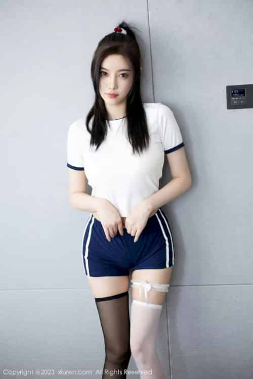 [秀人XiuRen] No.6337 杨晨晨 – 白色收身上衣+蓝色短裤性感写真-初遇资源网