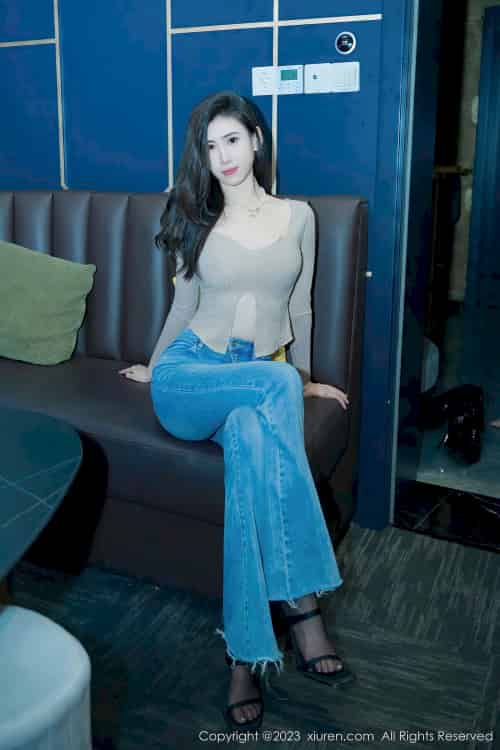 [XiuRen秀人网] No.7041 新人章芃芃 – 杏色上衣+简约牛仔裤性感写真-初遇资源网