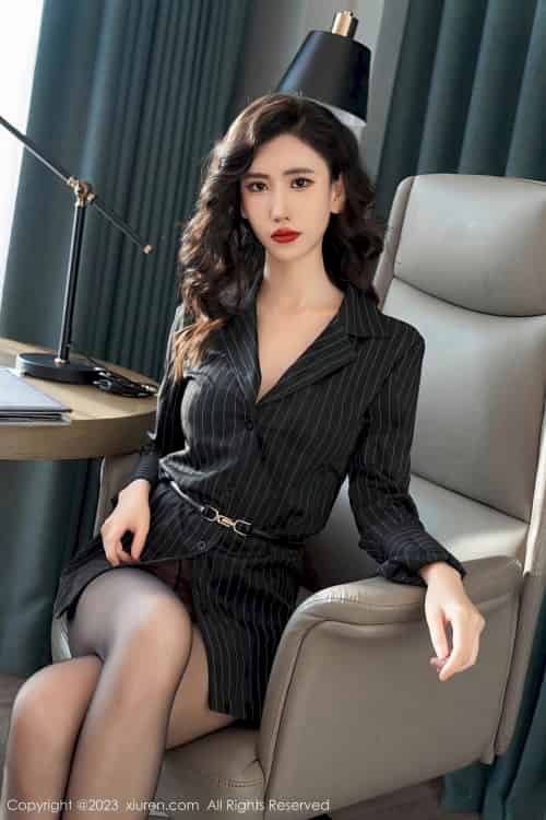 [秀人XiuRen] No.6860 新人章芃芃 – 条纹上衣+黑丝美腿首套写真
