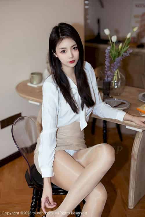 [秀人XiuRen] No.6465 模特可乐Vicky – 白色上衣+浅黄短裙性感写真-初遇资源网