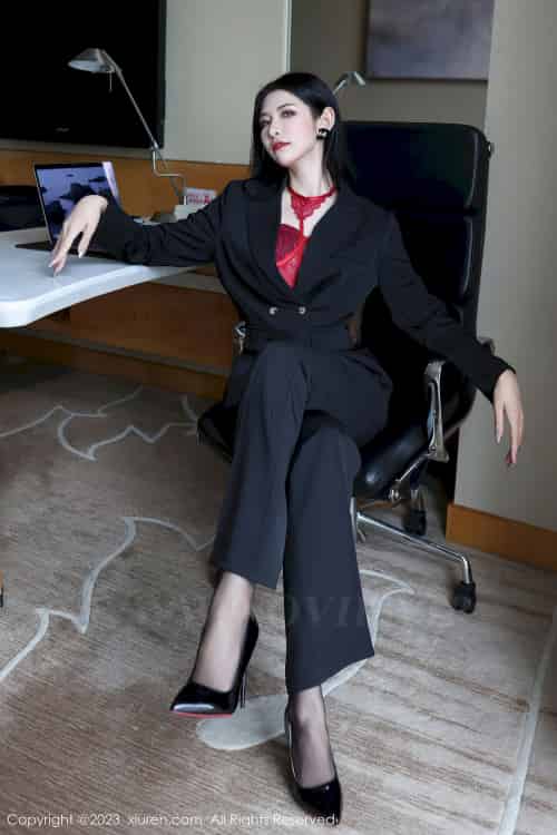 秀人网新人模特依娜Yina深色西服搭配简约长裤首套写真