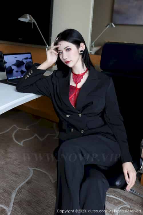 秀人网新人模特依娜Yina深色西服搭配简约长裤首套写真-初遇资源网