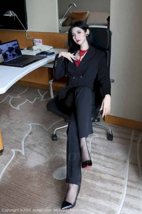 秀人网新人模特依娜Yina深色西服搭配简约长裤首套写真