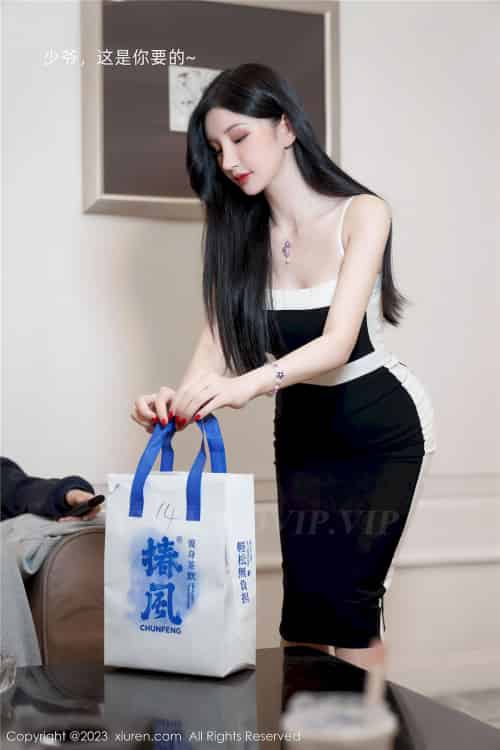 秀人网性感女神周于希Sally黑白长裙原色丝袜澳门旅拍-初遇资源网