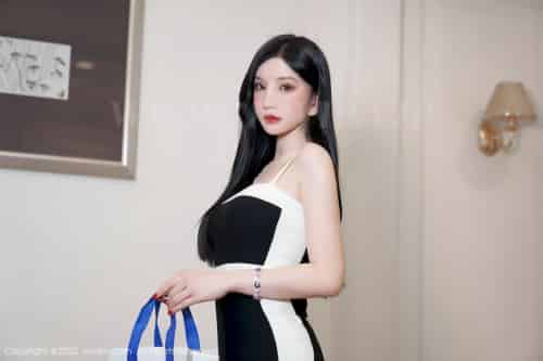 秀人网性感女神周于希Sally黑白长裙原色丝袜澳门旅拍