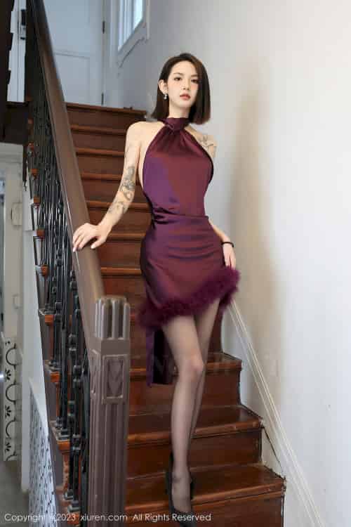 秀人网新人嫩模乔一一紫色连衣短裙黑丝美腿性感写真-初遇资源网