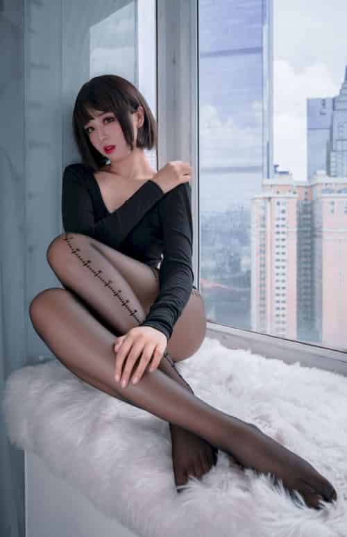 短发美女轩萧学姐窗台黑丝美腿量个腰围系列性感写真-初遇资源网