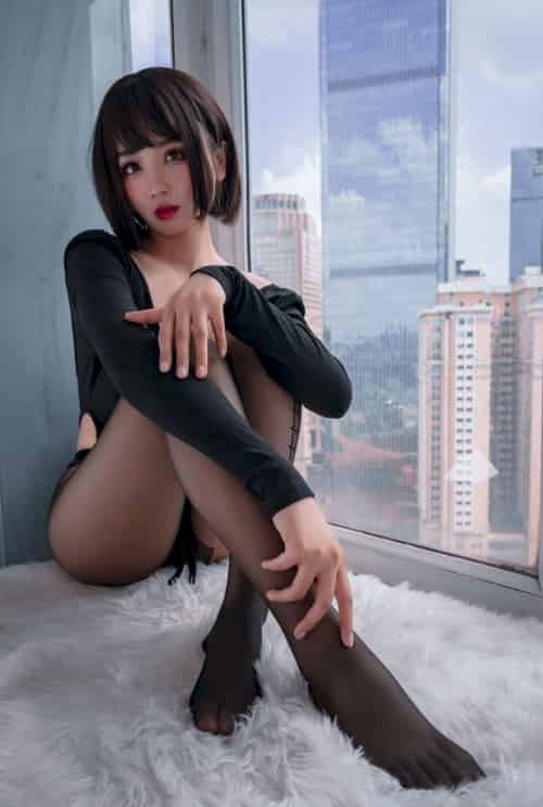 短发美女轩萧学姐窗台黑丝美腿量个腰围系列性感写真