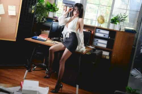 网络美女香草喵露露白色上衣服饰搭配黑丝美腿性感写真