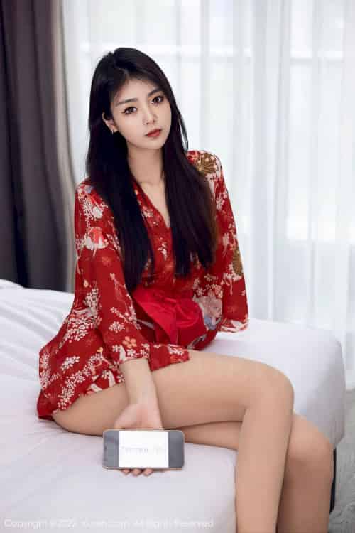[秀人XiuRen] No.5736 模特可乐Vicky – 红色服饰+原色丝袜性感写真