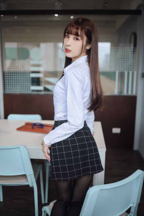 阳光美女泥泥汝黑丝美腿搭配职场OL白领主题写真