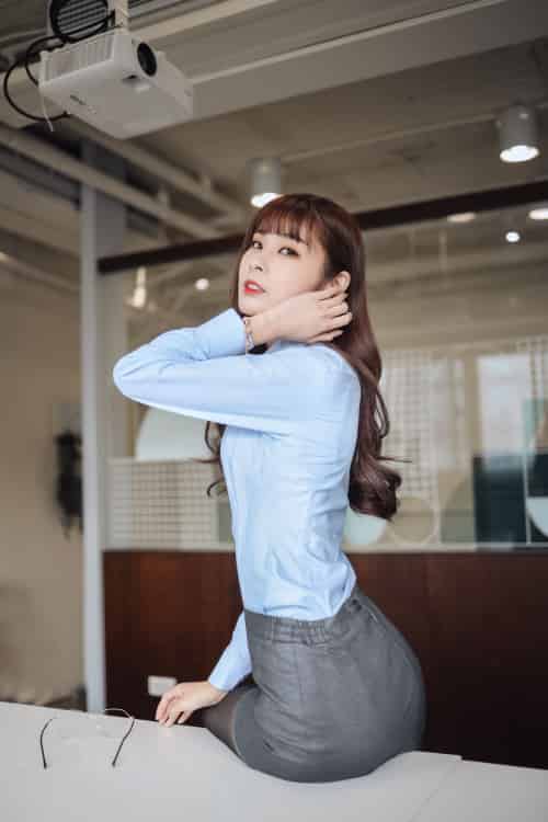 阳光美女泥泥汝黑丝美腿搭配职场OL白领主题写真-初遇资源网