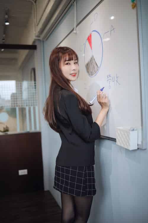 阳光美女泥泥汝黑丝美腿搭配职场OL白领主题写真