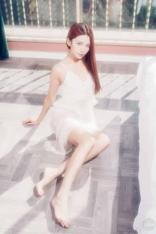 嫩模源纱希喵喵喵修长美腿搭配薄纱白裙私房写真