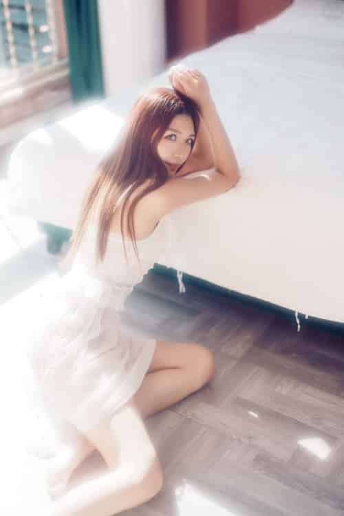 嫩模源纱希喵喵喵修长美腿搭配薄纱白裙私房写真-初遇资源网