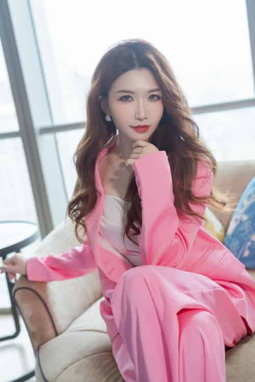 御姐源纱希喵喵喵-与女上司一起出差主题户外高挑写真