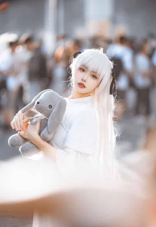 微博妹子Momoko葵葵白色服饰怀抱公仔小熊阳光街拍-初遇资源网