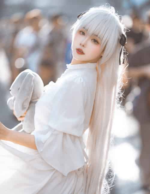微博妹子Momoko葵葵白色服饰怀抱公仔小熊阳光街拍