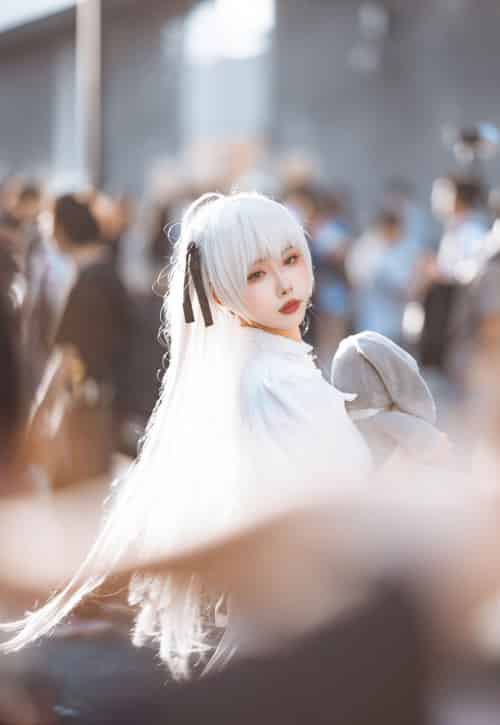 微博妹子Momoko葵葵白色服饰怀抱公仔小熊阳光街拍
