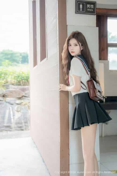 秀人网模特拍黄瓜girl修长美腿搭配JK制服首套写真-初遇资源网