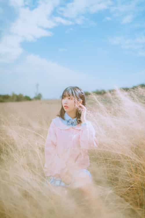 清新软妹面饼仙儿JK制服粉黛草场景粉色风格户外写真-初遇资源网