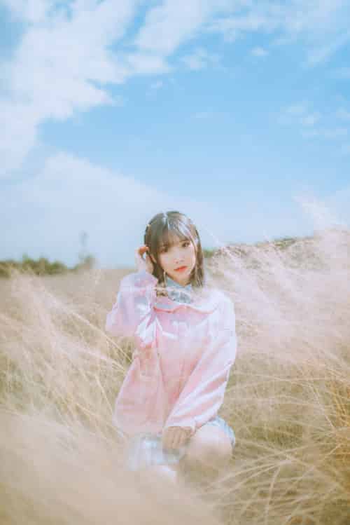 清新软妹面饼仙儿JK制服粉黛草场景粉色风格户外写真