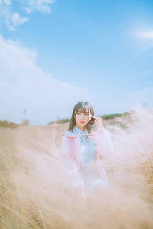 清新软妹面饼仙儿JK制服粉黛草场景粉色风格户外写真