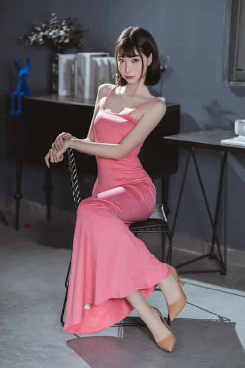 短发美女许岚LAN冷艳面容粉色长裙魅力十足写真-初遇资源网