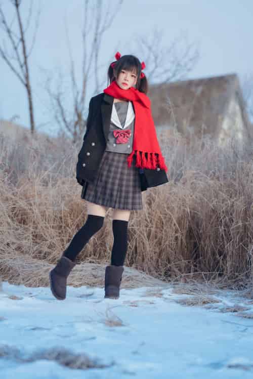 网络美女桜桃喵红色大围巾校服格子裙清纯风户外写真