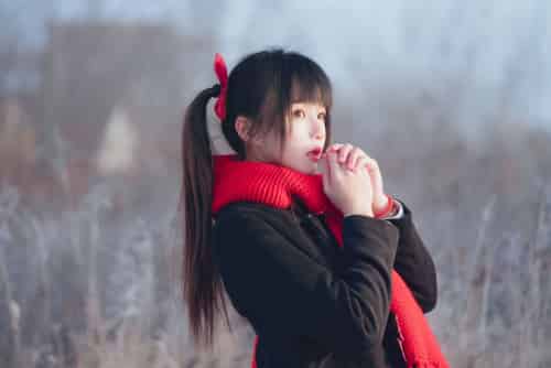 网络美女桜桃喵红色大围巾校服格子裙清纯风户外写真-初遇资源网