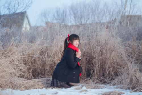 网络美女桜桃喵红色大围巾校服格子裙清纯风户外写真