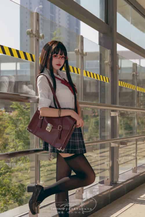 邻家小妹咬一口兔娘黑丝格子裙JK制服电车场景美图