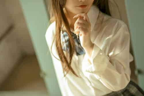 网络美女桃良阿宅白衬衫格子裙JK制服装扮私房写真-初遇资源网