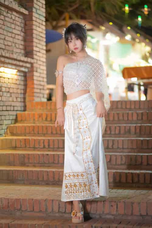 阳光美少女萌芽儿o0西双版纳傣族服饰户外甜美写真-初遇资源网