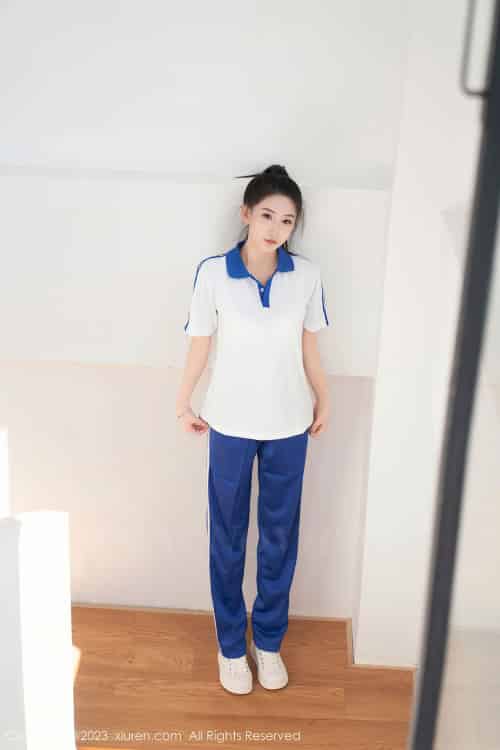 秀人网新人模特@沈青黛白色上衣蓝色长裤学妹装扮写真