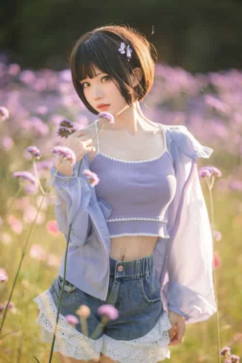 网络红人花柒Hana户外粉色花海青春阳光性感写真-初遇资源网