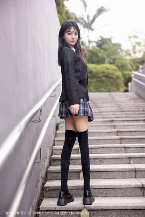 秀人网美女模特幼幼学妹制服格子裙搭配长筒袜性感写真-初遇资源网