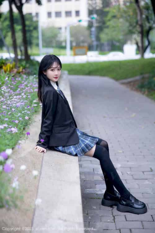 秀人网美女模特幼幼学妹制服格子裙搭配长筒袜性感写真