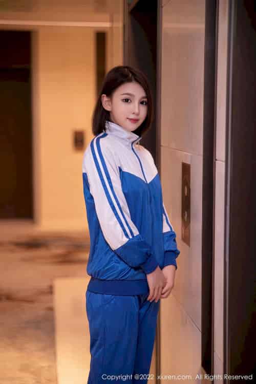 秀人网新人嫩模美羊羊样貌清纯白蓝白运动服饰性感写真