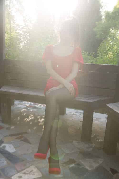 斗鱼主播小女巫露娜黑丝美腿低胸小红裙户外系列性感写真