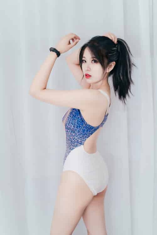 网络美女轩萧学姐连体泳装秀完美身材竞泳主题私房写真-初遇资源网