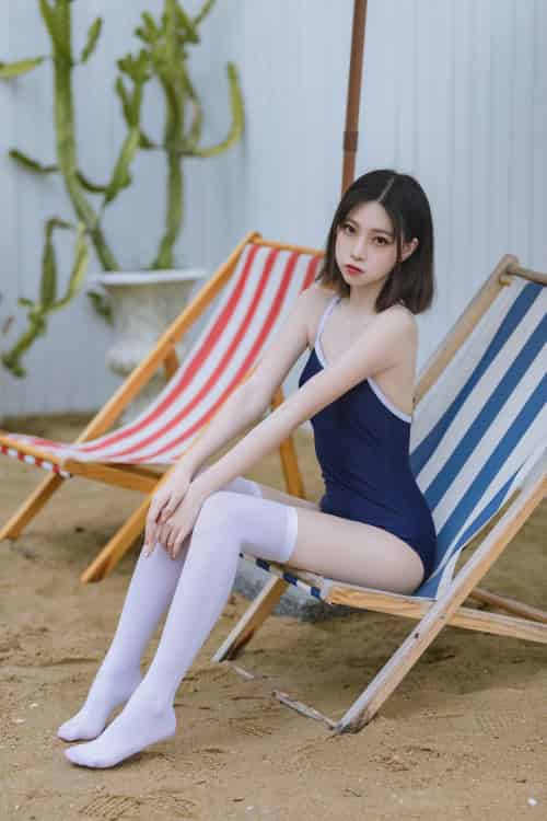 网络美女许岚LAN白色丝袜死库水户外泳池场景淋漓性感写真-初遇资源网