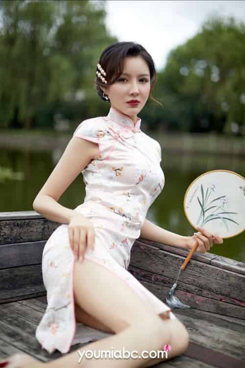 YouMi尤蜜美女模特黄金宝儿开叉旗袍红色内衣装扮性感写真