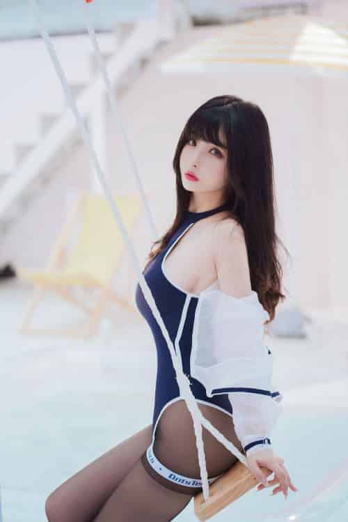 网络美女rioko凉凉子连体泳衣配黑丝裤袜户外泳池性感写真-初遇资源网