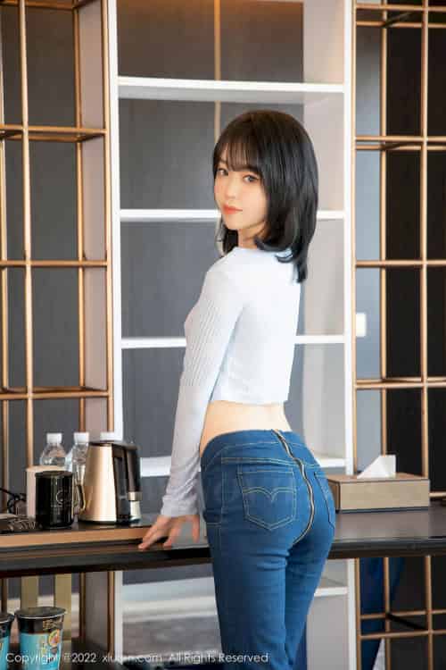 [秀人XiuRen] No.4584 模特奶瓶 – 淡蓝色外套+牛仔裤性感写真
