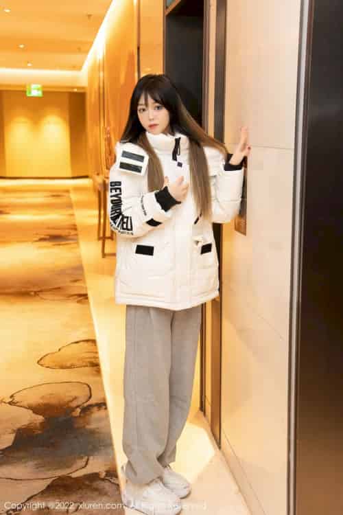 [秀人XiuRen] No.4470 模特奶瓶子 – 羽绒外套+极致美腿性感写真-初遇资源网