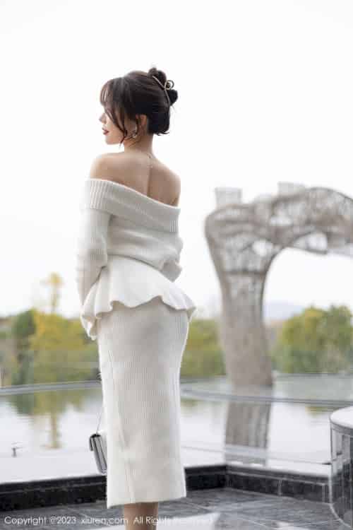 [秀人XiuRen] No.6132 女神徐莉芝Booty – 露肩连衣长裙+原色丝袜性感写真-初遇资源网