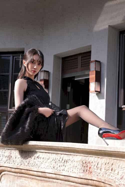 [秀人XiuRen] No.6050 模特玥儿玥er – 黑色露肩旗袍+魅惑黑丝海南旅拍-初遇资源网