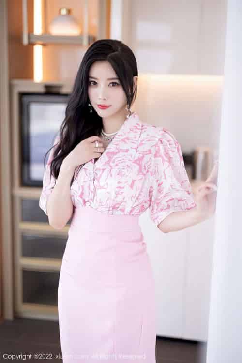 [秀人XiuRen] No.5927 女神杨晨晨Yome – 粉色服饰+原色丝袜私房写真-初遇资源网