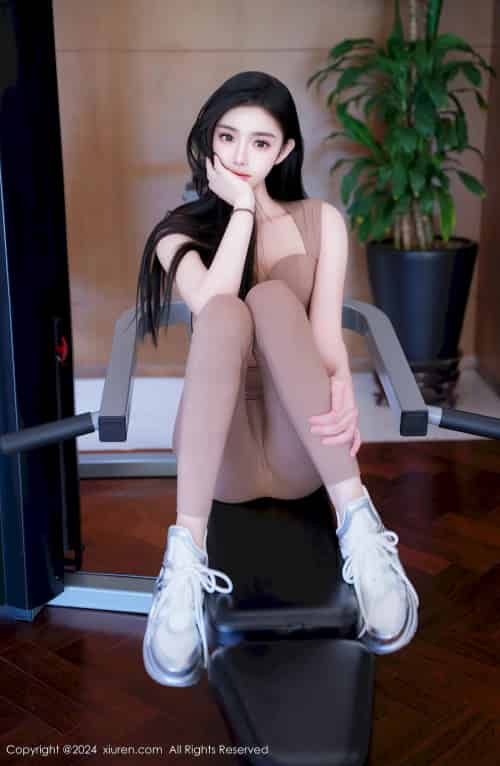 秀人网新人模特龙雪儿棕红色瑜伽紧身服饰性感写真-初遇资源网